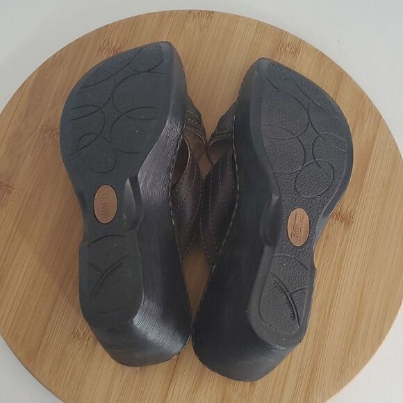 Born Brown Pebbled Leather Cross Strap Wedge Heel Sandals Buckle Size 7 W81086 - Picture 7 of 11